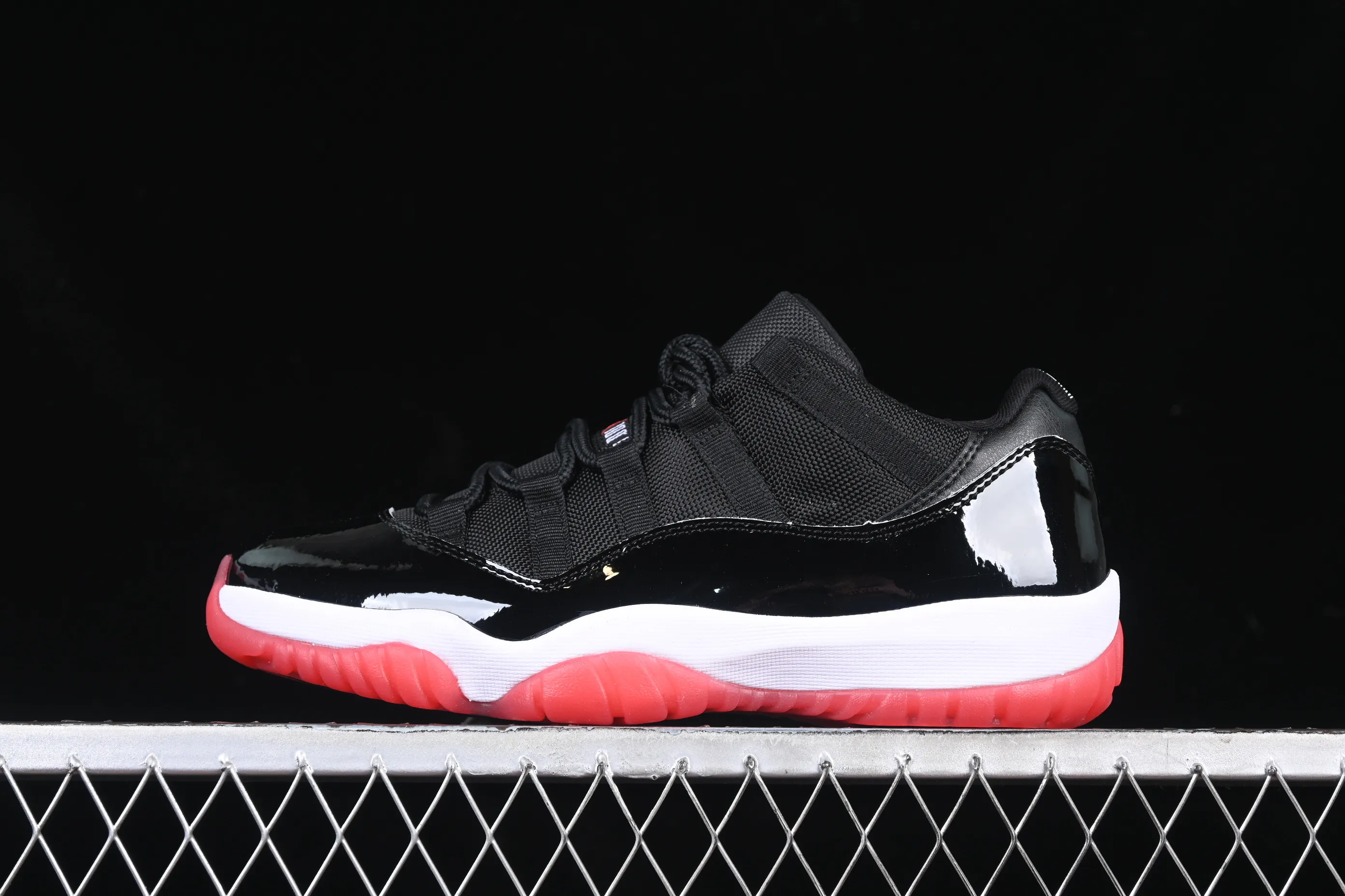 All categories Air Jordan Jordan series basketball shoes Air Jordan 11 F version Air Jordan 11 Low Bred AJ11 Joe 11 patent leather new black and red genuine standard genuine carbon low-top basketball shoes FV5104-006